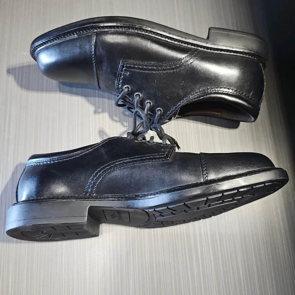 Dockers Gordon 90-2214 Mens 9M Black Oxfords & Lace Ups Cap Toe Shoes NWOT Cond.